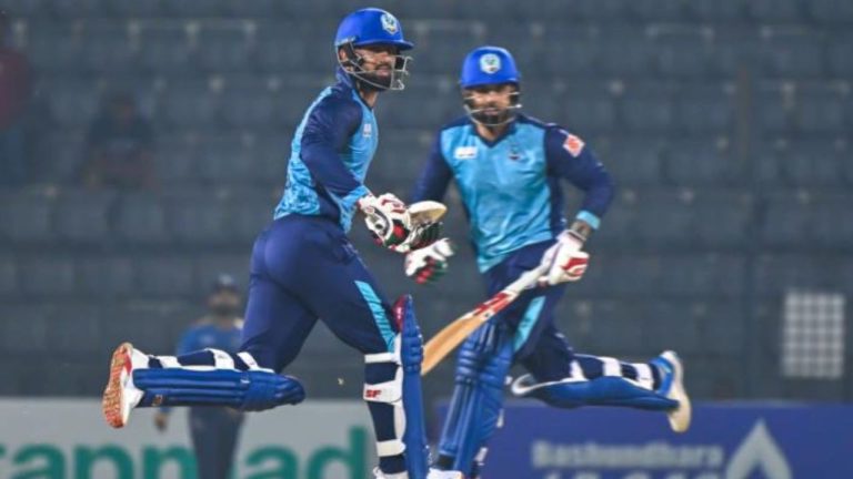 Father-Son Duo: క్రికెట్‌లో అరుదైన ఘట్టం.. మొదటిసారి తండ్రీ–కొడుకుల జోడీ.. వీడియో వైరల్