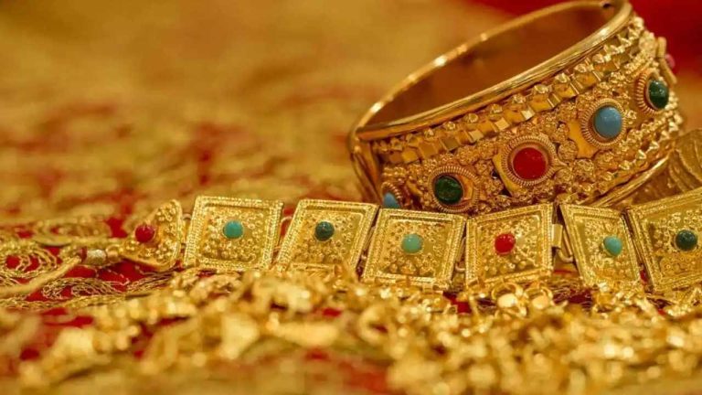 Gold Price: తొందరపడి ఇప్పుడే బంగారం కొనకండి.. త్వరలో భారీగా పడిపోనున్న గోల్డ్ రేట్స్..