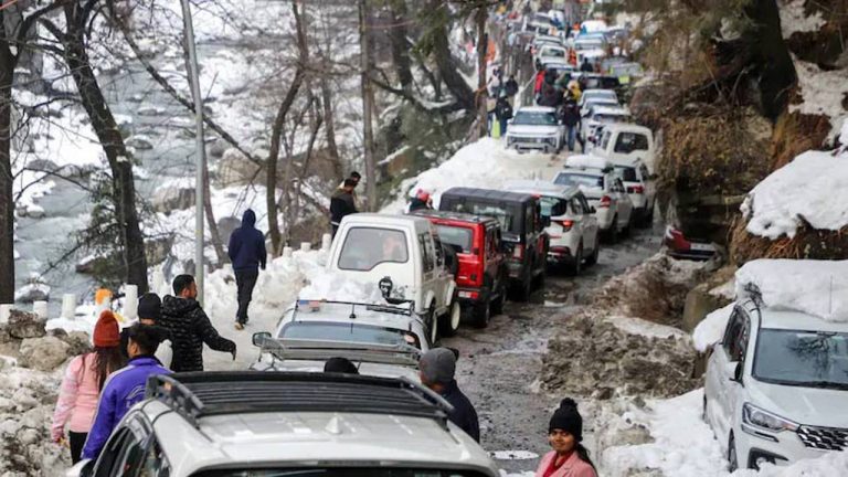 Himachal Pradesh: మనాలిలో మంచు తుఫాన్ బీభత్సం.. 10 కి.మీ ట్రాఫిక్ జామ్