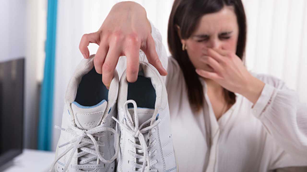 How to Remove Shoe Odour: షూ వాసన ఇబ్బంది పెడుతుందా..? ఉతకకుండానే ఇలా వదిలించుకోవచ్చు..