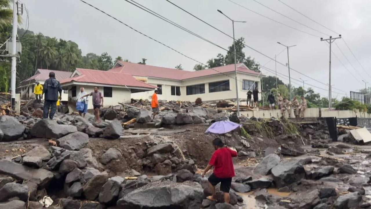 Indonesia Floods: ఇండోనేషియాలో ఆకస్మిక వరదలు.. 14 మంది మృతి