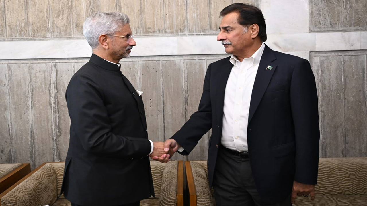 jaishankar meets pakistan speaker in bangladesh