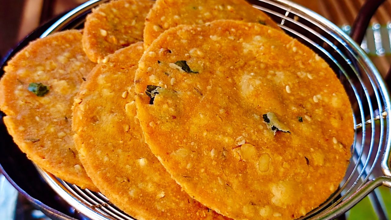 Jowar Flour Snack Recipe: బయట కొనాల్సిన పనిలేకుండా.. ఇంట్లోనే కరకరలాడే జొన్నపిండి నిప్పట్లు/చెక్కలు ఇలా చేసేయండి.!
