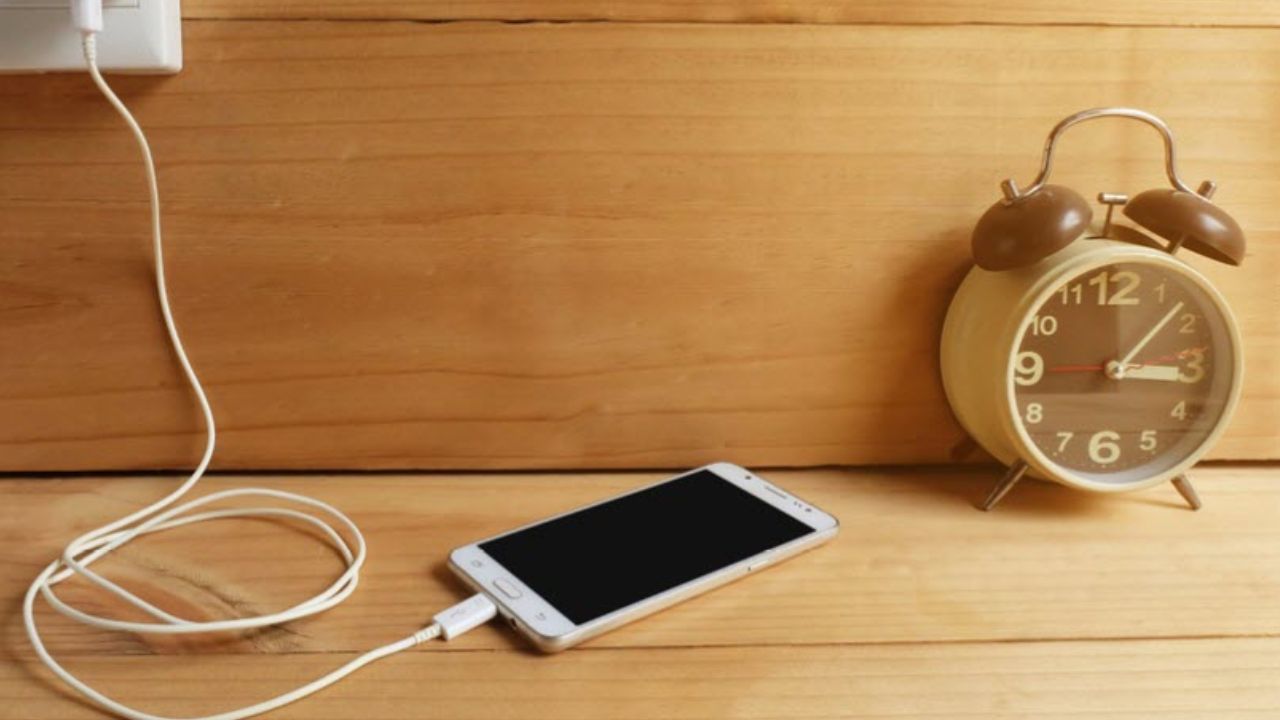 Mobile Charging Tips: దిండ్లు, దిప్పట్లపై మొబైల్‌ను పెడుతున్నారా?.. డేంజర్ జోన్‌లో ఉన్నట్లే!