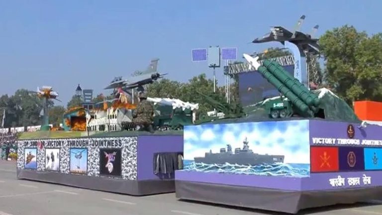 Delhi: రిపబ్లిక్ డే పరేడ్‌లో ఆపరేషన్ సిందూర్ శకటం ప్రదర్శన.. ఆసక్తిగా తిలకించిన వీక్షకులు