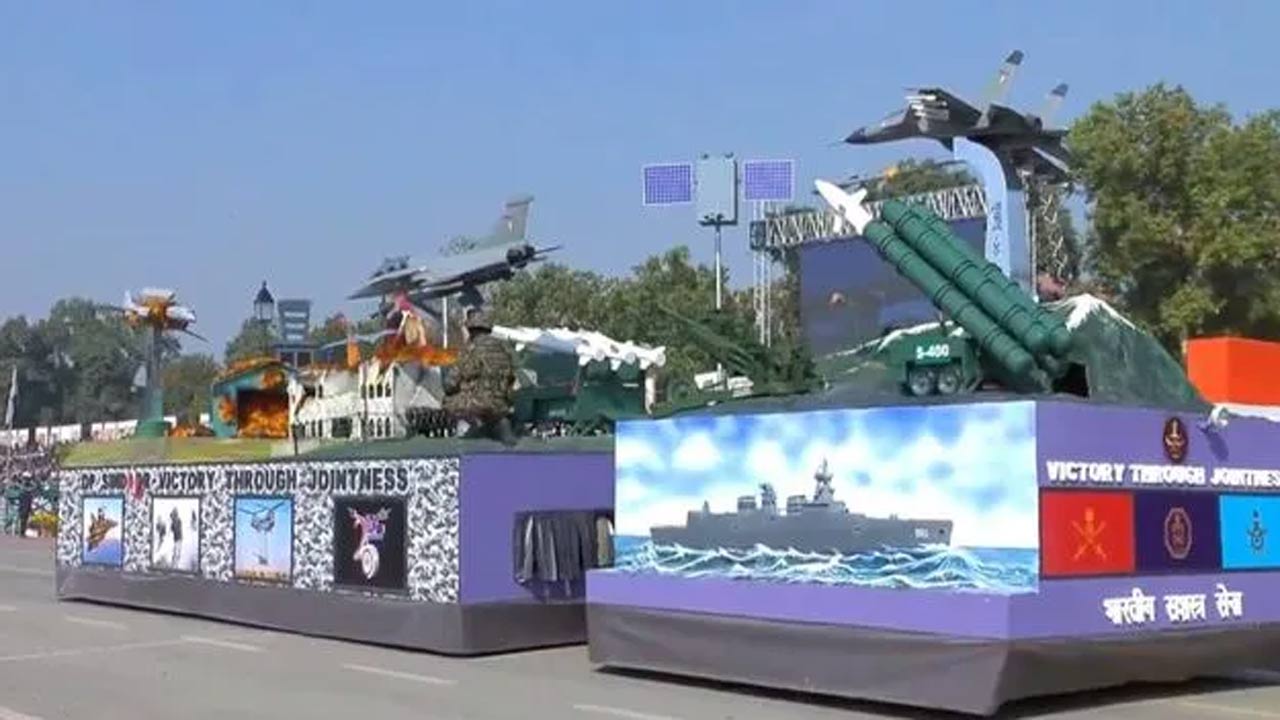 Delhi: రిపబ్లిక్ డే పరేడ్‌లో ఆపరేషన్ సిందూర్ శకటం ప్రదర్శన.. ఆసక్తిగా తిలకించిన వీక్షకులు