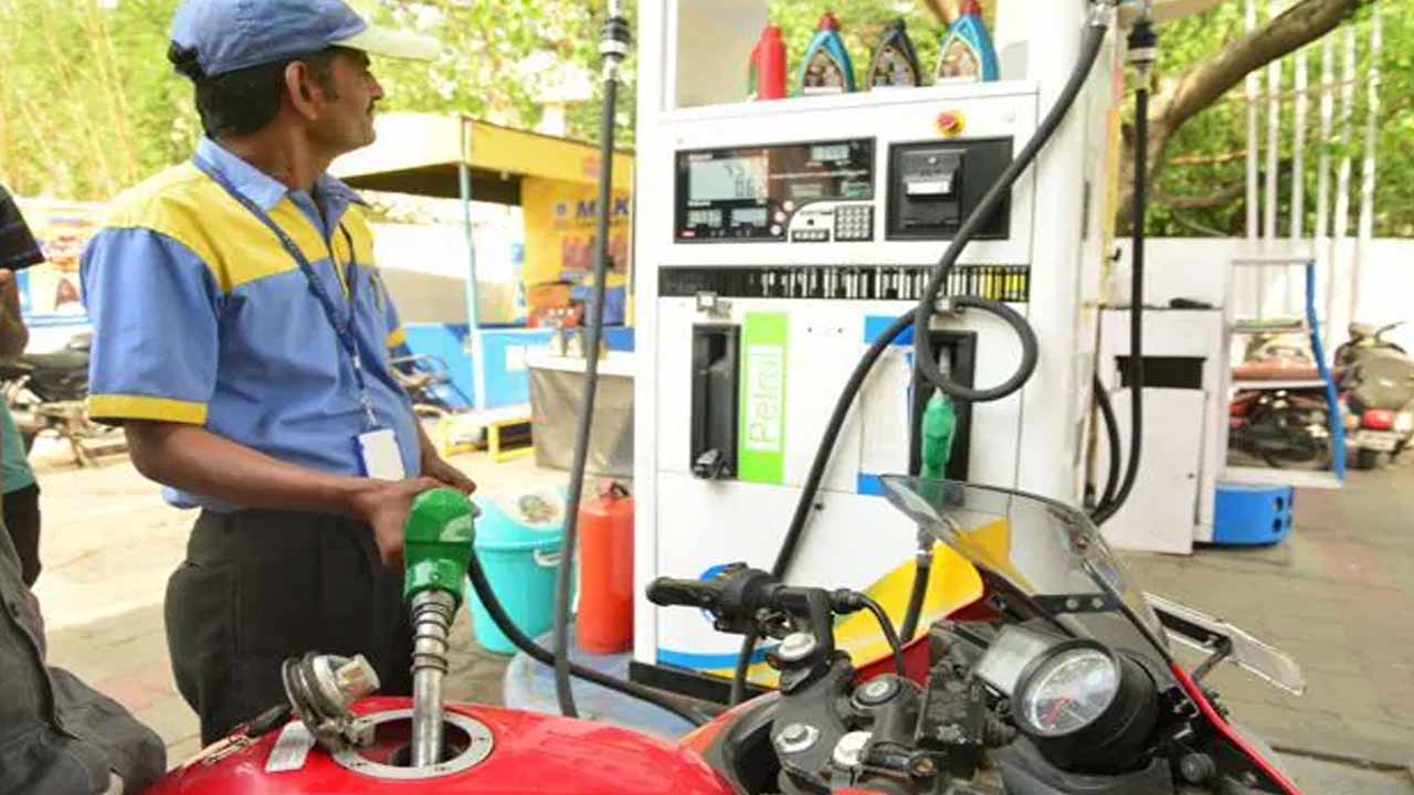 Petrol- Diesel Rates Drop: భారీగా తగ్గనున్న చమురు ధరలు.. లీటర్ పెట్రోల్ ఎంతో తెలుసా..?