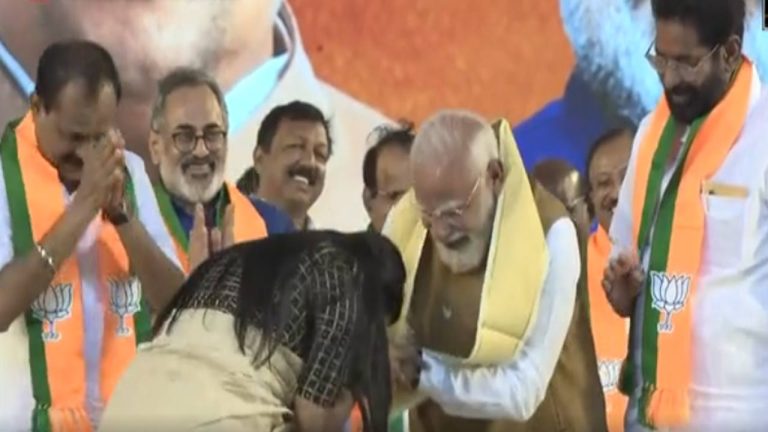 PM Modi: మహిళ పాదాలకు నమస్కరించిన మోడీ.. వీడియో వైరల్