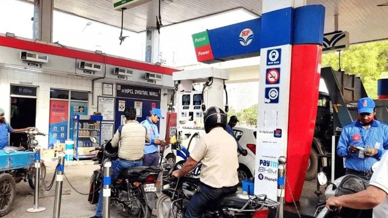 Petrol-Diesel Prices: వాహనదారులకు రిపబ్లిక్ డే శుభవార్త.. ఈ నగరాల్లో తగ్గిన పెట్రోల్ ధరలు