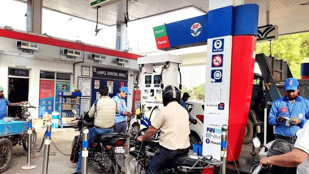 Petrol-Diesel Prices: వాహనదారులకు రిపబ్లిక్ డే శుభవార్త.. ఈ నగరాల్లో తగ్గిన పెట్రోల్ ధరలు