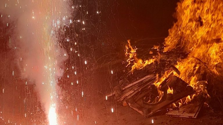 Bhogi 2026: భోగి మంటలు వేసి పండుగ చేసుకుంటున్న జనం.. స్టెప్పులేసిన అంబటి!