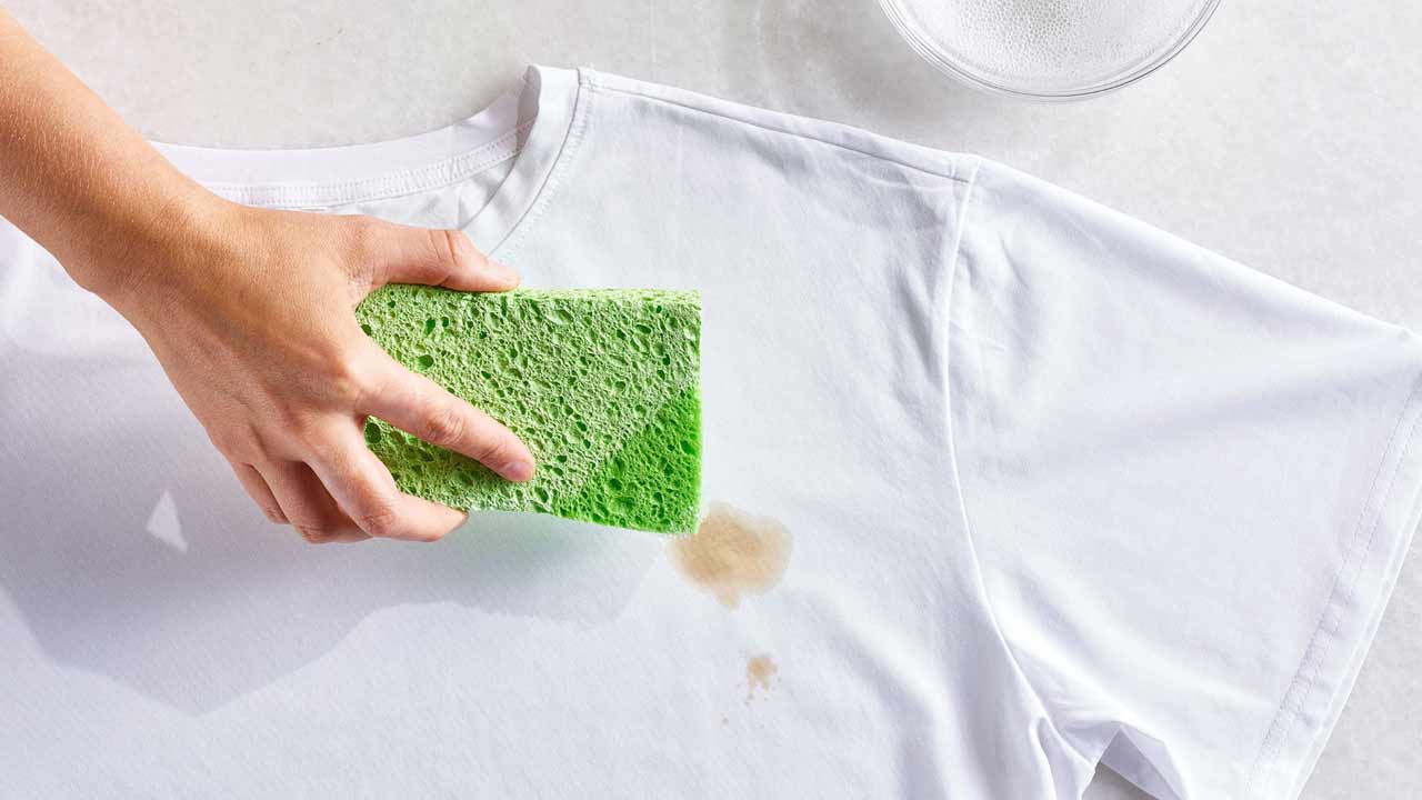 Cleaning Hacks : తెల్లబట్టలపై మొండి మరకలకు చెక్.. ఈ చిన్న ట్రిక్ ట్రై చేయండి.!