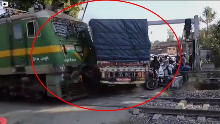 Jharkhand Video: జార్ఖండ్‌లో తప్పిన రైలు ప్రమాదం.. లెవెల్ క్రాసింగ్ దగ్గర ట్రక్కును ఢీకొన్న రైలు
