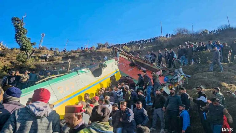 Himachal Pradesh: ఘోర రోడ్డు ప్రమాదం.. బస్సు లోయలో పడి 12 మంది మృతి..