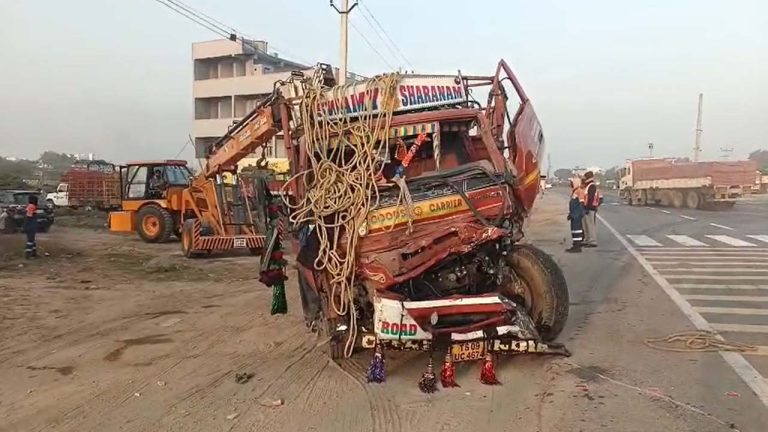 Tragedy: ఘోర ప్రమాదం.. సిమెంట్ ట్యాంకర్ ను ఢీకొన్న డీసీఎం.. ముగ్గురు మృతి