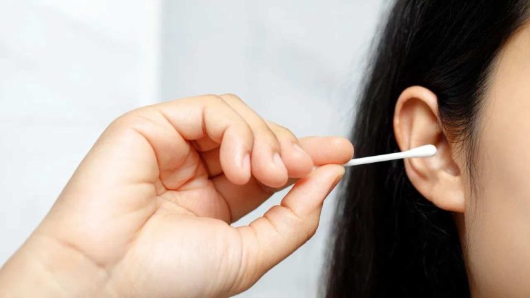 Ear Cleaning Mistakes: మీ చెవుల్లో గులిమిని ఇలా క్లీన్ చేస్తున్నారా? జాగ్రత్త.. సేఫ్ పద్ధతులు ఇవే!