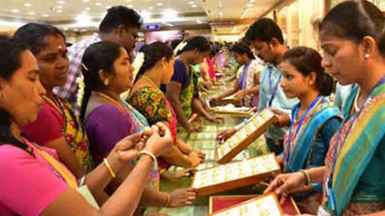 Gold Rush: బంగారం, వెండి కొనుగోలుకు జనం పరుగులు.. షాపుల ముందు క్యూ కట్టి మరీ!