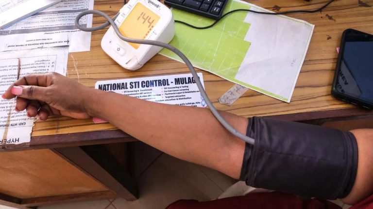 Health Tips: ఈ లక్షణాలు ఉంటే మీకు రక్తపోటు ఉన్నట్లే.. !