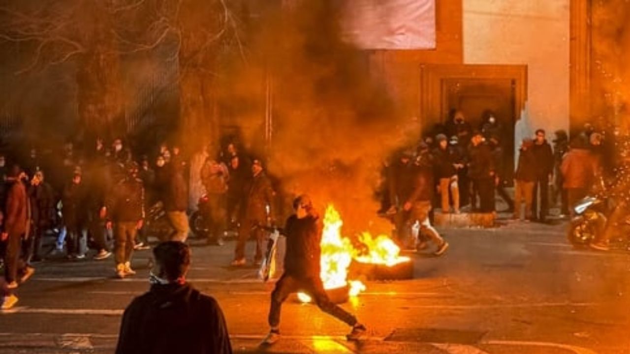 Iran Protests: ఇరాన్‌లో నరమేధం.. ఎటుచూసినా శవాలే.. 12 వేల మంది చనిపోయినట్లుగా అంతర్జాతీయ కథనాలు!