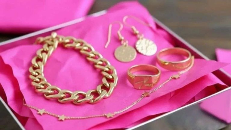 jewellery: నగలను పింక్ పేపర్‌లోనే ఎందుకు చుడతారో తెలుసా?