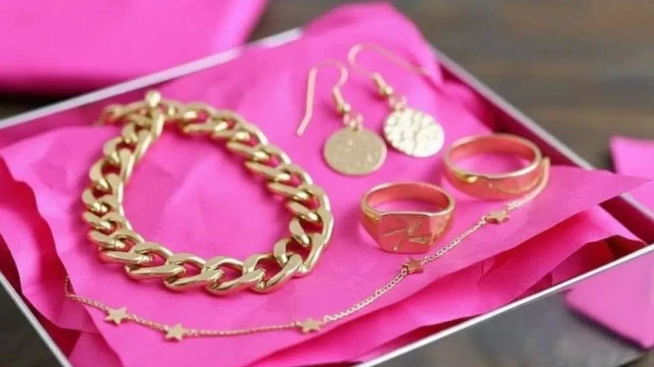 jewellery: నగలను పింక్ పేపర్‌లోనే ఎందుకు చుడతారో తెలుసా?
