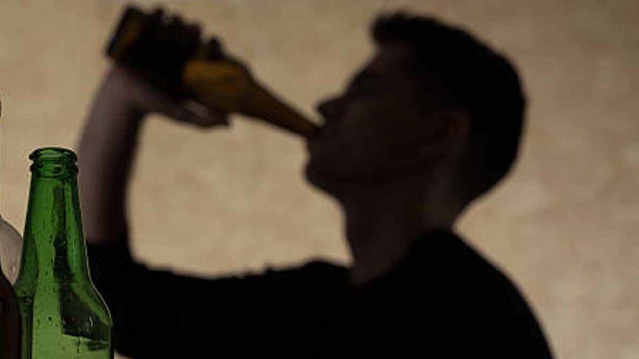 Khammam: వైన్ షాపులో విషాదం.. మద్యం తాగుతూ యువకుడు మృతి