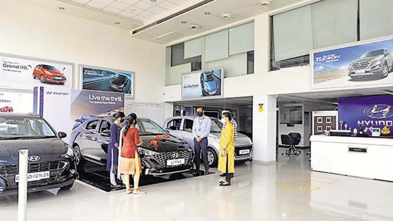 Minister Ponnam Prabhakar: న్యూ వెహికల్ కొనేవారికి బిగ్ రిలీఫ్.. నేటి నుంచి షోరూంలోనే శాశ్వత రిజిస్ట్రేషన్