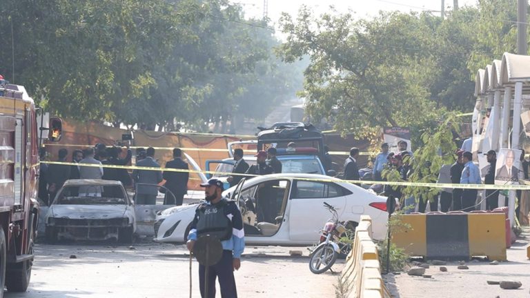 Pakistan Bomb Blast: పాకిస్తాన్‌లోని ఖైబర్ పఖ్తుంఖ్వాలో భారీ బాంబు పేలుడు.. ఆరుగురు పోలీసులు మృతి