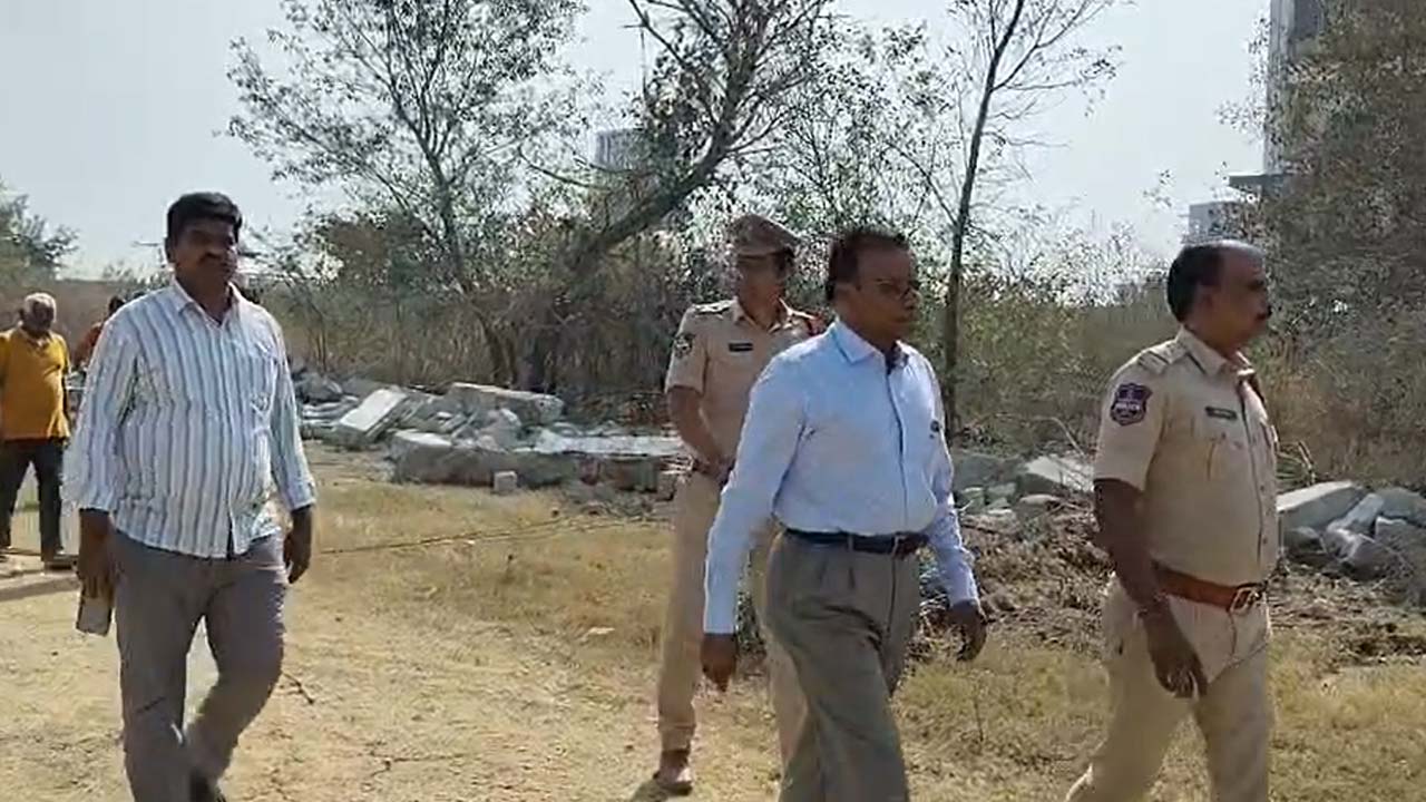 Land Grabbing: కొల్లూరులో తొమ్మిది ఎకరాల భూమి కబ్జాకు యత్నం.. అర్థరాత్రి వేళ 200 మంది దుండగులతో