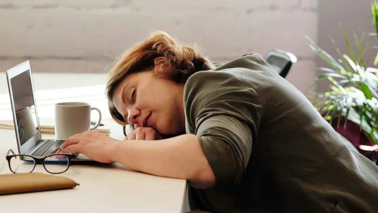 Feeling Sleepy: భోజనం చేయగానే నిద్ర ముంచుకొస్తోందా? సైన్స్ చెబుతున్న 5 షాకింగ్ నిజాలు ఇవే!