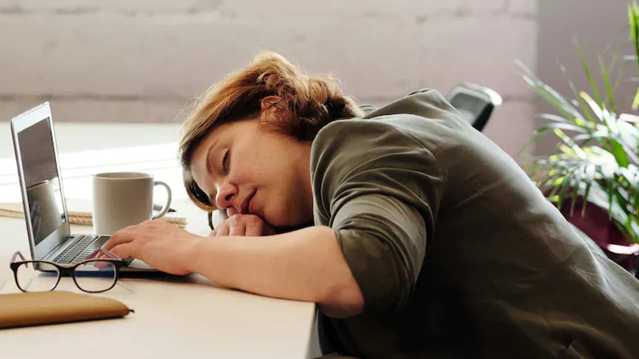 Feeling Sleepy: భోజనం చేయగానే నిద్ర ముంచుకొస్తోందా? సైన్స్ చెబుతున్న 5 షాకింగ్ నిజాలు ఇవే!