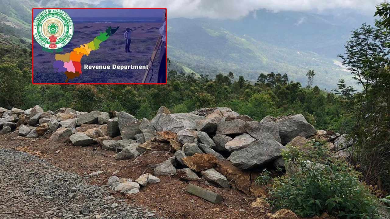 Visakhapatnam: రెవెన్యూ అధికారులపై భూ కబ్జాదారుల దాడి..