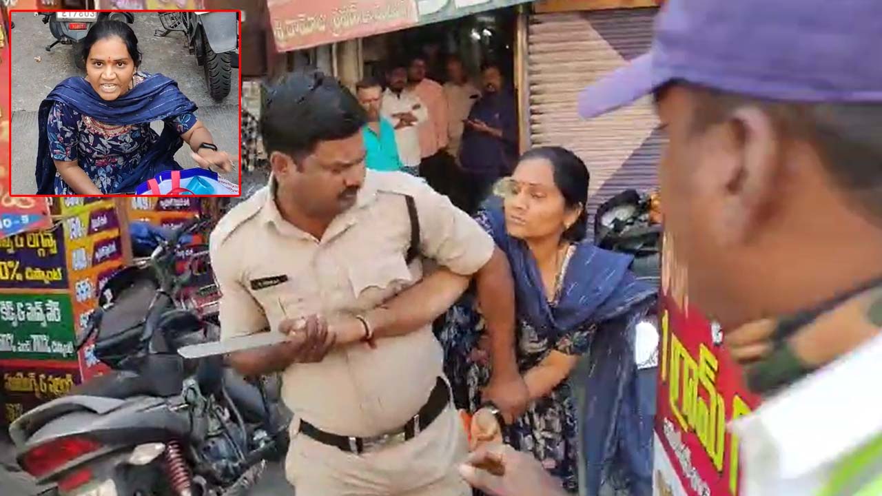 Warangal: వరంగల్ చౌరస్తాలో కత్తితో వివాహిత హల్చల్.. భర్త వివాహేతర సంబంధం పెట్టుకున్నాడని..