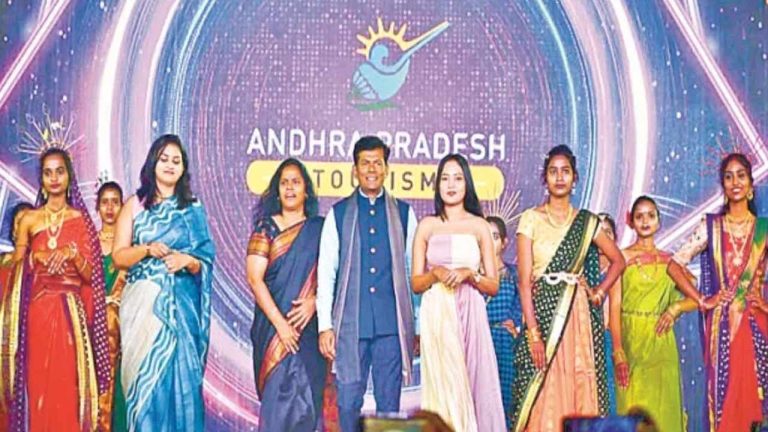 Araku Utsav 2026: అరకు ఉత్సవ్​ – 2026.. ఆదివాసీ ఫ్యాషన్‌ షోలో మెరిసిన కలెక్టర్లు..
