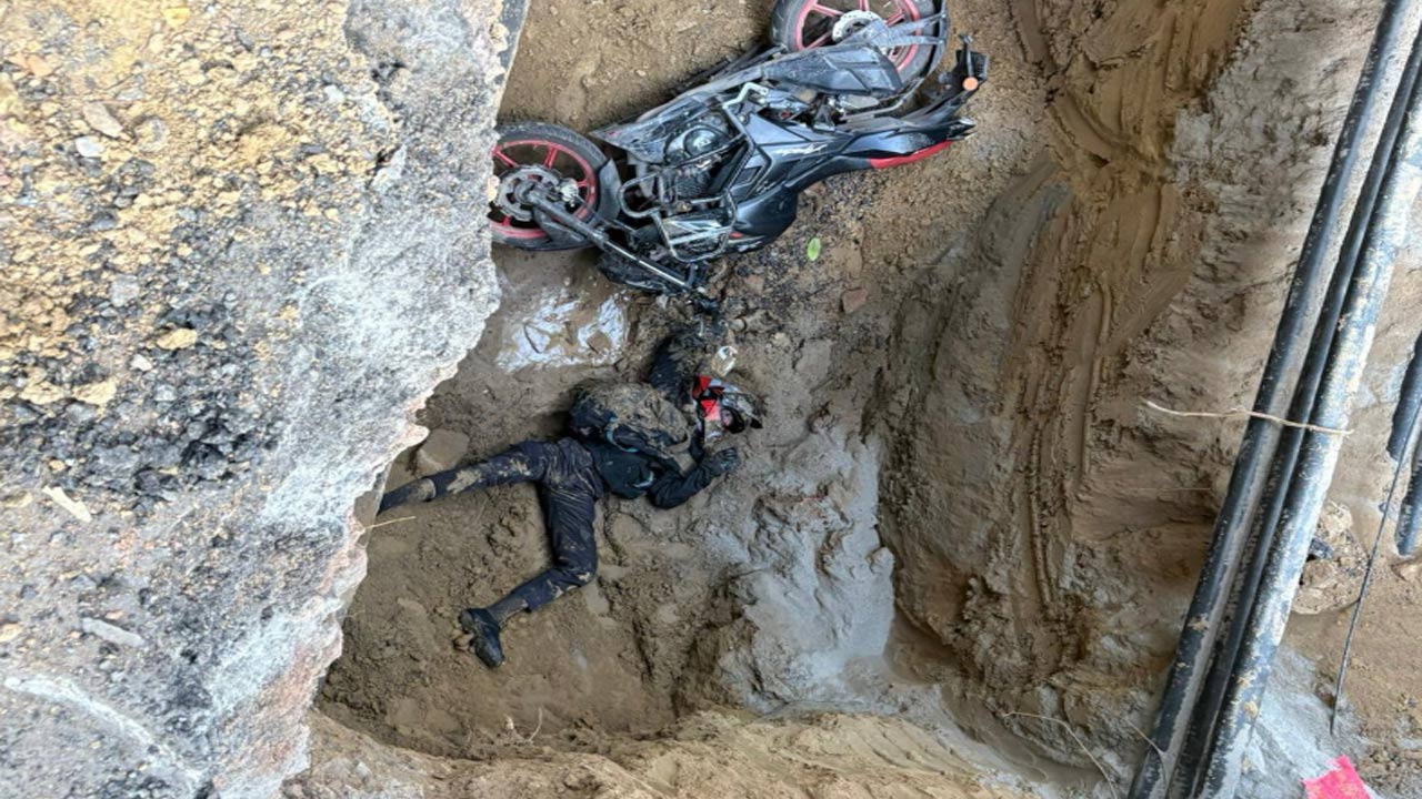 bike rider dies after falling into a pothole in delhi