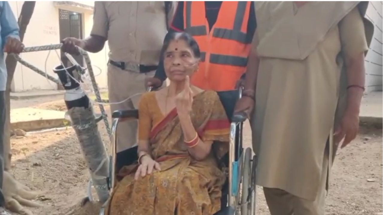 Huzurabad: ఆక్సిజన్ సిలిండర్‌తో వచ్చి ఓటు హక్కు వినియోగం.. ఆదర్శంగా నిలిచిన వృద్ధురాలు!