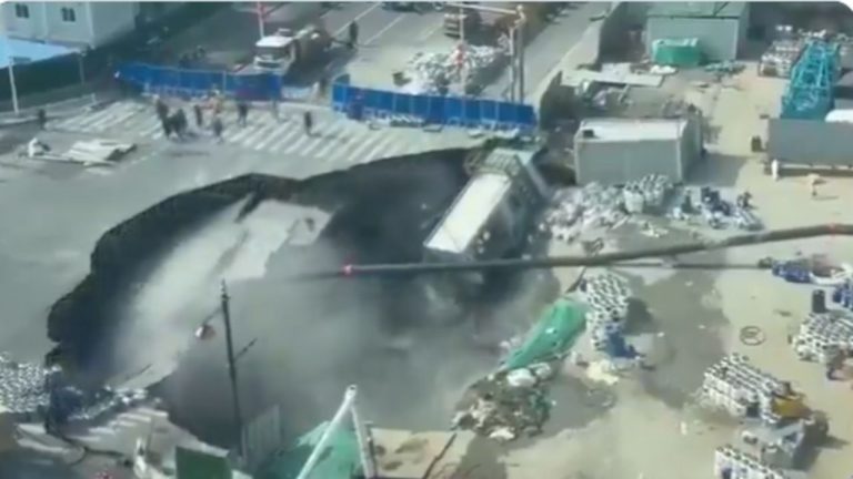 Massive Sinkhole: బిజీబిజీగా మెట్రో పనులు.. సడన్ గా బయటపడ్డ భారీ సింక్‌హోల్.! వీడియో వైరల్..