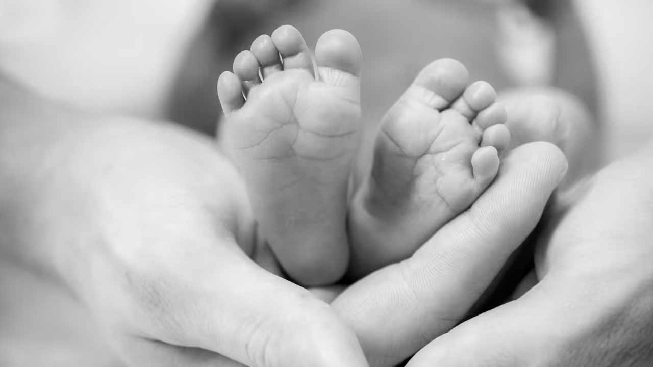 Mother Kills Daughter: ప్రియుడు కోసం కన్నకూతురిని కడతేర్చిన తల్లి.. నేడు చిన్నారి మృతదేహానికి పోస్టుమార్టం