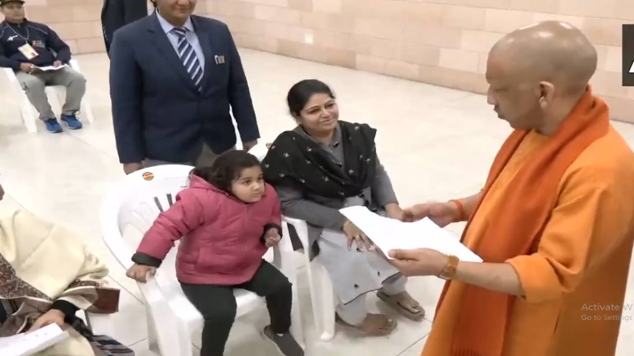 UP Video: సీఎం యోగిని కలిసిన చిన్నారి.. ఏం కోరిక కోరిందంటే..!