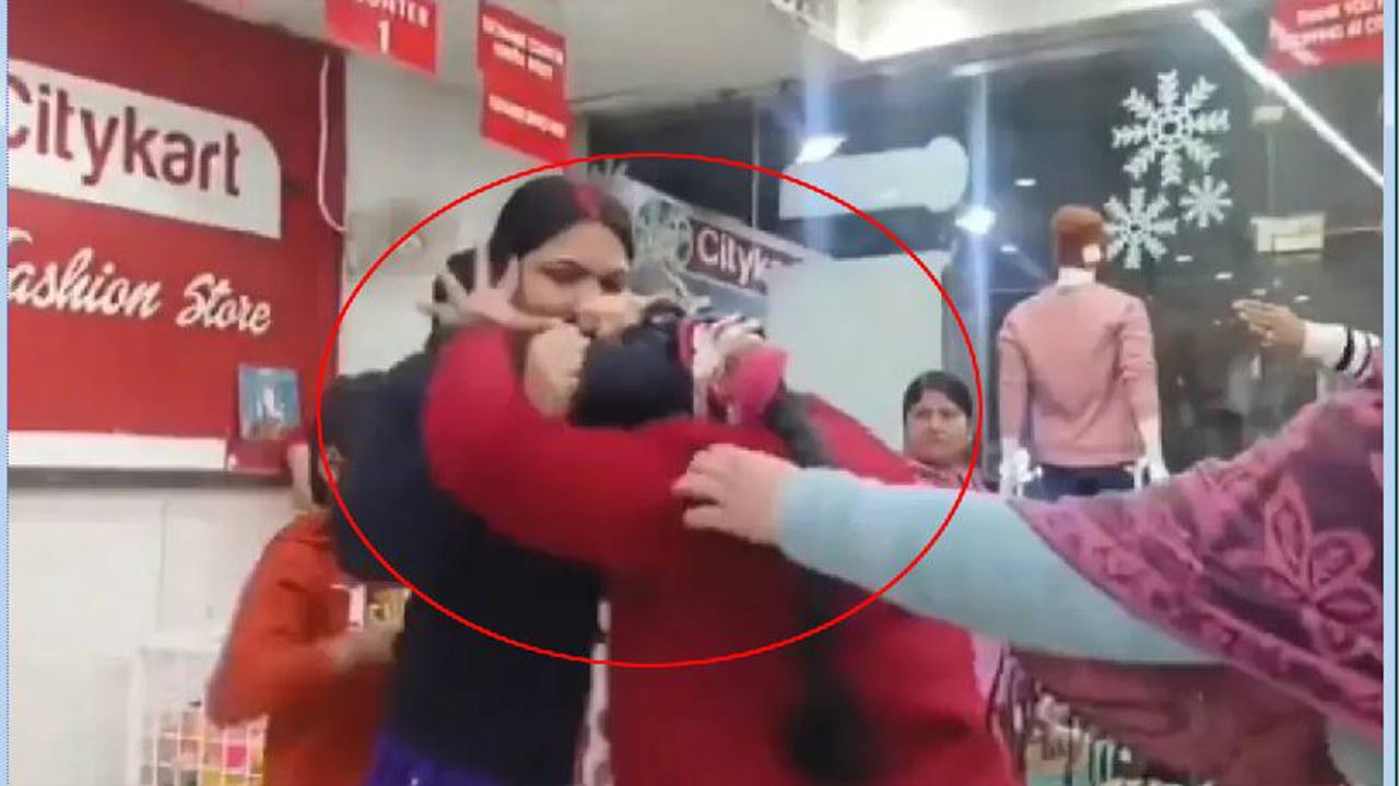two women fighting in shopping mall