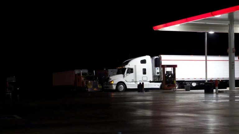 America: అమెరికాను అంధకారంలోకి నెట్టేస్తున్న చిన్న పొరపాటు ఇదే!