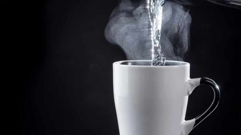 Warm Water on Empty Stomach: ఖాళీ కడుపుతో గోరువెచ్చని నీరు తాగుతున్నారా..? ప్రయోజనాలు ఏంటి..? దుష్ప్రభావాలు ఏంటి..?