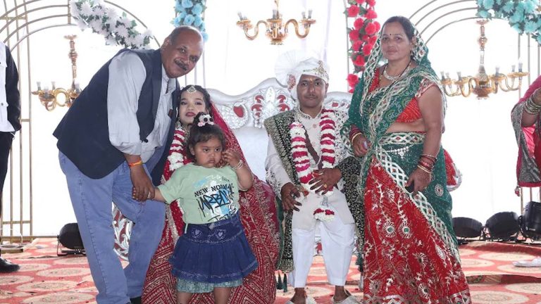 Akola Unique Couple: 4.2 అడుగుల వరుడు, 3.8 అడుగుల వధువు.. పెళ్లిపీటలెక్కిన ఆన్ లైన్ ప్రేమ