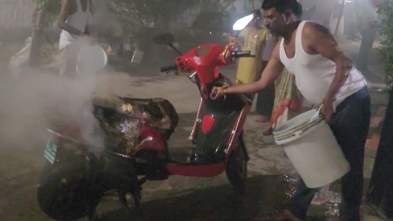 Electric Scooter: అర్ధరాత్రి ఓ ఇంట్లో తగలబడిన ఎలక్ట్రికల్ స్కూటర్.. ఈ జాగ్రత్తలు తీసుకోకపోతే డేంజర్