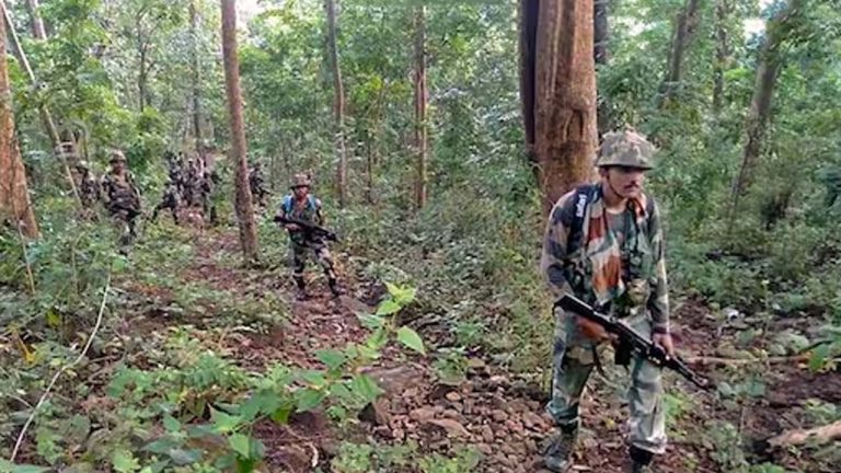 Gadchiroli Encounter: గడ్చిరోలిలో భారీ ఎన్‌కౌంటర్.. రూ.25 లక్షల రివార్డు ఉన్న మావోయిస్టు నేత ప్రభాకర్ హతం.!