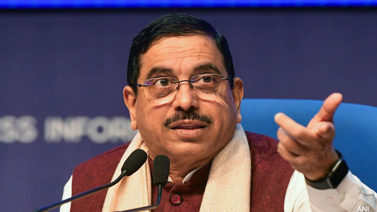 Union Minister Prahlad Joshi: తెలంగాణ ప్రజలపై మోడీకి ప్రేమ.. బడ్జెట్‌పై తప్పుడు ప్రచారం తగదు