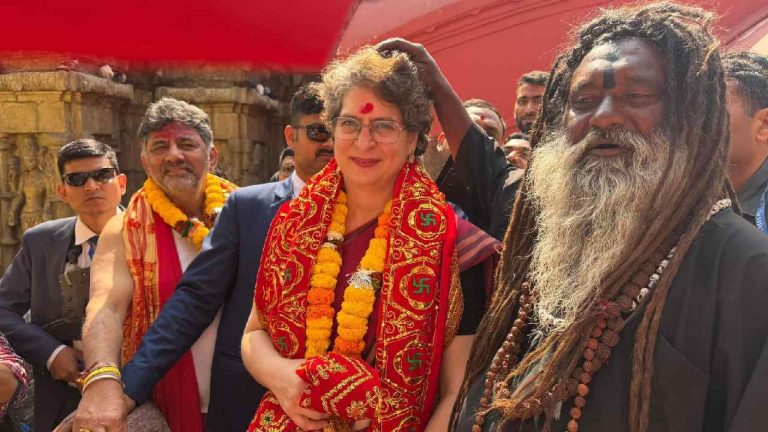 Priyanka Gandhi: ‘‘ప్రధాని అవుతావు’’.. ప్రియాంకా గాంధీకి బాబా ఆశీర్వాదం..