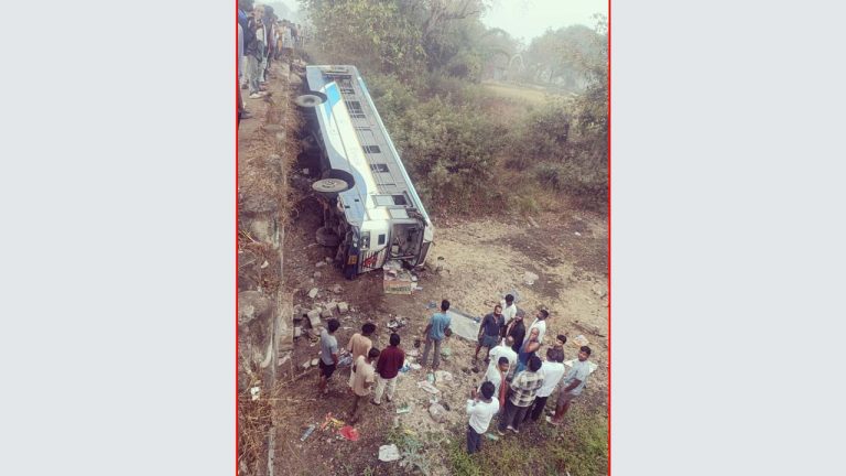 RTC Bus: బ్రిడ్జి పై నుంచి కింద పడిన ఆర్టీసీ బస్సు.. 25 మంది ప్రయాణికులు..!