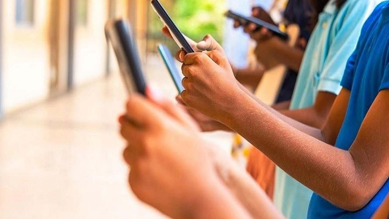 Mobile Phone Ban: 16 ఏళ్లలోపు విద్యార్థులకు మొబైల్ ఫోన్‌లు నిషేధం!.. రాష్ట్ర ప్రభుత్వం సన్నాహాలు