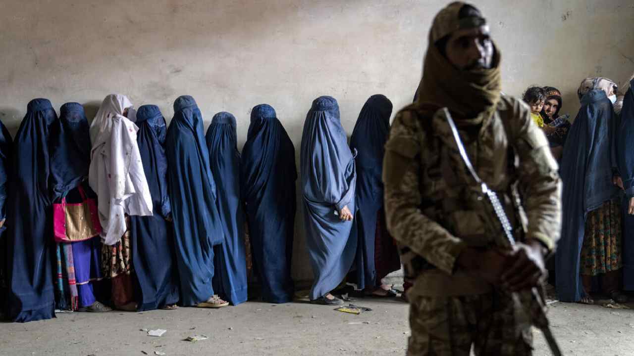 Taliban Rule: భర్త అనుమతి లేకుండా పుట్టింటికి వెళ్తే 3 నెలల జైలు శిక్ష..